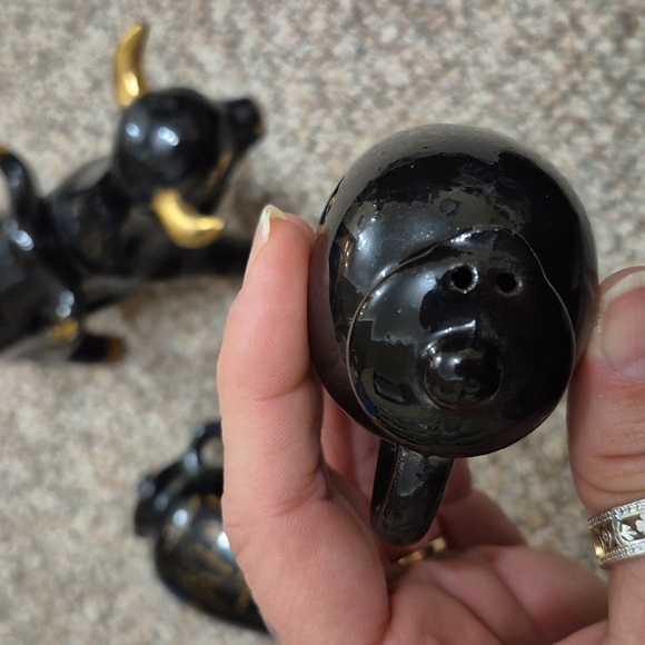 Vintage Black and Gold Ceramic Bull Figurine Salt & Pepper Shakers Made In Japan - Picture 6 of 11